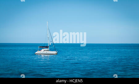 Luxus-Schiff vor Anker in der Mitte ein türkisfarbenes Meer-Paradies Stockfoto