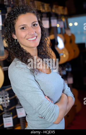 Porträt der Frau im Music store Stockfoto