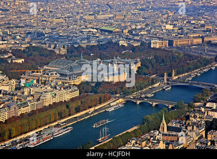 Ansicht des Grand Palais und Petit Palais von der Spitze des Eiffelturms. Paris, Frankreich. Stockfoto