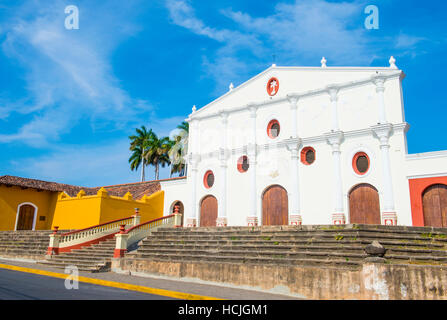 GRANADA, NICARAGUA - März 20: Die San Francisco Kirche in Granada Nicaragua am 20. März 2016. Die Fassade des Gebäudes ist neoklassischen und das i Stockfoto