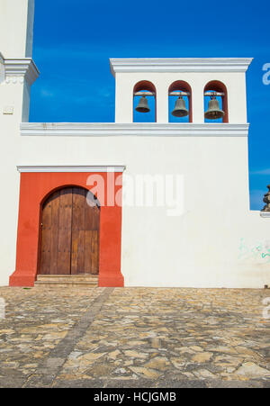 GRANADA, NICARAGUA - März 20: Die San Francisco Kirche in Granada Nicaragua am 20. März 2016. Die Fassade des Gebäudes ist neoklassischen und das i Stockfoto