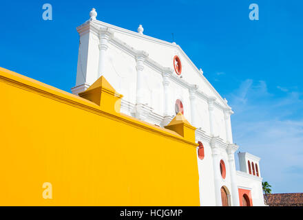 GRANADA, NICARAGUA - März 20: Die San Francisco Kirche in Granada Nicaragua am 20. März 2016. Die Fassade des Gebäudes ist neoklassischen und das i Stockfoto
