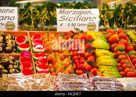 BERGAMO, Italien - 1. Dezember 2016: Stall mit Marzipan Süßigkeiten auf Weihnachtsmarkt Stockfoto