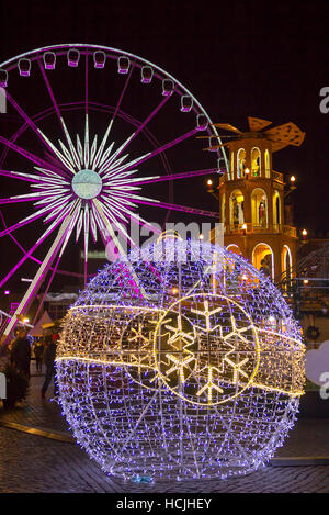 Danzig, Polen - 3. Dezember 2016: Beleuchtetes Riesenrad und Weihnachtsschmuck am Weihnachtsmarkt Stockfoto