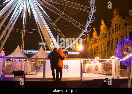 GDANSK, Polen - 3. Dezember 2016: Menschen genießen den Besuch Weihnachtsmarkt mit Riesenrad und Eisbahn Stockfoto