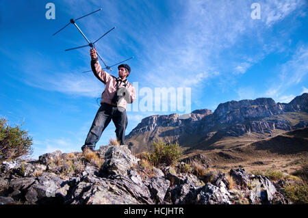 Arcillio Sepulve arbeitet als der Puma-Tracker in Estancia Valle Chacabuco. Bilder von ihm reitet sein Pferd und seine Antenne und Radio Tracker in den höheren Hügeln des Parks, wo der Puma in der Regel gefunden werden. Stockfoto