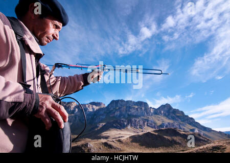 Arcillio Sepulve arbeitet als der Puma-Tracker in Estancia Valle Chacabuco. Bilder von ihm reitet sein Pferd und seine Antenne und Radio Tracker in den höheren Hügeln des Parks, wo der Puma in der Regel gefunden werden.  Geschichte auf die Kultur, Gemeinschaft Aktivismus eine Stockfoto