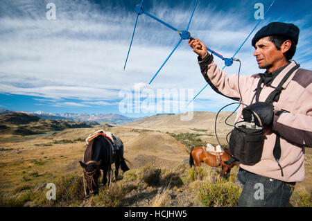 Arcillio Sepulve arbeitet als der Puma-Tracker in Estancia Valle Chacabuco. Bilder von ihm reitet sein Pferd und seine Antenne und Radio Tracker in den höheren Hügeln des Parks, wo der Puma in der Regel gefunden werden.  Geschichte auf die Kultur, Gemeinschaft Aktivismus eine Stockfoto