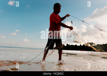 La Isai ist ein Fischer, der Teil einer Genossenschaft der Fischer, die versuchen, in Richtung nachhaltigen Praktiken im Großraum Wakatobi von Indonesien zu arbeiten. Verschiedene Projekte durch-aus Indonesien wo der internationalen Naturschutzorganisation Nachteile der Natur Stockfoto