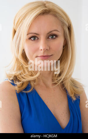 Bildnis einer blonden Frau in einem blauen Kleid Stockfoto
