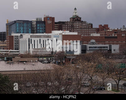 Syracuse, New York, USA. 8. Dezember 2016. Blick auf Upstate University Hospital, geschossen von einer öffentlichen Straße Stockfoto