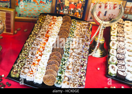 Istanbul, Türkei - 1. Juli 2016: Sortiment von Turkish Delight ist auf Theke. Traditionellen Küchen der ehemaligen Osmanischen Reiches und dem Nahen Osten Stockfoto