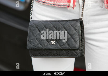 Frau mit Chanel schwarz Ledertasche vor Mode Tods Show, Milan Fashion Week Streetstyle am 23. September 2016 in Mailand. Stockfoto