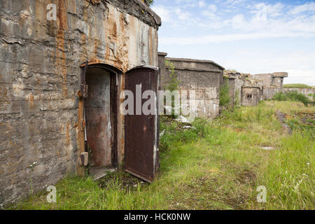 Eingang zur verlassenen Betonbunker aus WWII Periode Totleben Fort Insel in der Nähe von Sankt-Petersburg Stadt in Russland Stockfoto