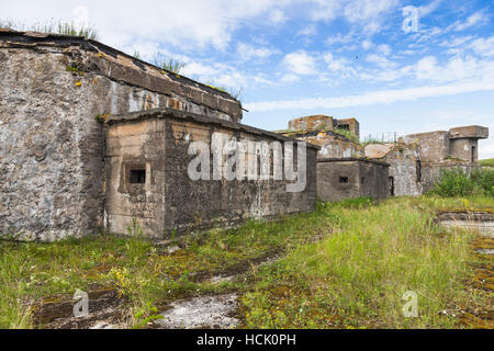 St. Petersburg, Russland - 5. Juli 2014: Alte verlassene Betonbunker aus WWII Periode Totleben Fort Insel in der Nähe von Sankt-Petersburg Stadt in Russland Stockfoto