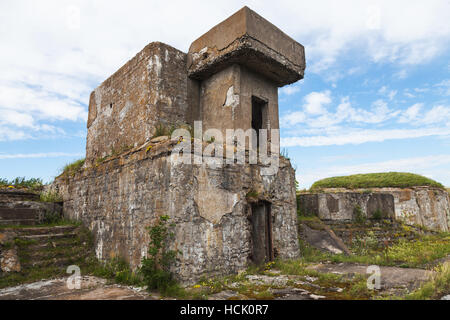 Fassade von einer alten verlassenen Betonbunker aus WWII Periode Totleben Fort Insel in der Nähe von Sankt-Petersburg Stadt in Russland Stockfoto