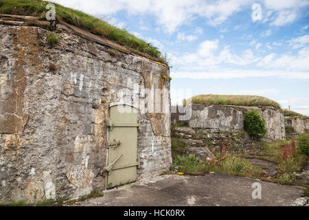 Alte verlassene Betonbunker aus WWII Periode Totleben Fort Insel in der Nähe von St.-Petersburg Stadt in Russland Stockfoto