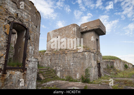 Alte verlassene Betonbunker aus WWII Periode Totleben Fort Insel in der Nähe von Sankt-Petersburg Stadt in Russland Stockfoto