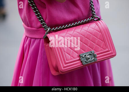 Frau mit rosa Chanel Ledertasche vor Jil Sander Fashion Show, Milan Fashion Week Streetstyle am 24. September 2016. Stockfoto