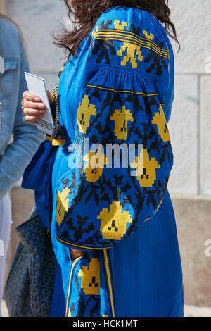 Frau mit blauen und gelben Kleid vor Stella Jean Modenschau, Milan Fashion Week Streetstyle am 25. September 2016 in Mailand Stockfoto