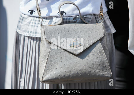 Frau mit grauen Vivienne Westwood Ledertasche vor Stella Jean Modenschau, Milan Fashion Week Streetstyle am 25 September. Stockfoto