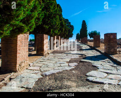 Antike römische Straße in Italica. Straße in die römischen Ruinen von Itálica. Santiponce. Sevilla. Spanien. Stockfoto