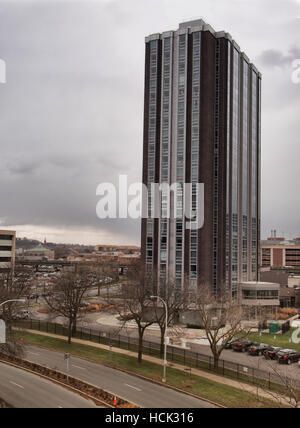 Syracuse, New York, USA. 8. Dezember 2016. Blick auf Madison Towers in der Innenstadt von Syracuse, New York Stockfoto