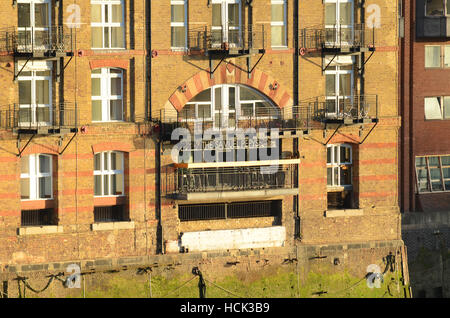 Samuel Pepys Pub in London befindet sich in einem historischen Warehouse am Nordufer der Themse gegenüber der Tate Modern eingerichtet Stockfoto