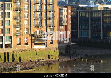 Samuel Pepys Pub in London befindet sich in einem historischen Warehouse am Nordufer der Themse gegenüber der Tate Modern eingerichtet Stockfoto