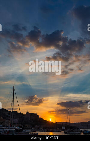 Landschaft der alten Stadt Gaeta am Sonnenuntergang, Italien Stockfoto