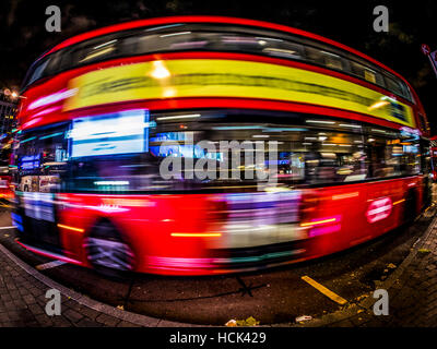 Rot-London-Bus mit Fischaugen-Objektiv, Langzeitbelichtung Stockfoto