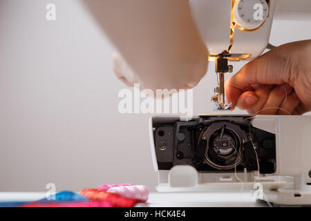 Mädchen bereitet Nähmaschine zu arbeiten Stockfoto