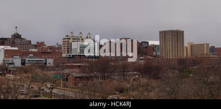 Syracuse, New York, USA. 8. Dezember 2016. Panoramablick über Upstate University Hospital. Schuss aus einer öffentlichen Straße Stockfoto