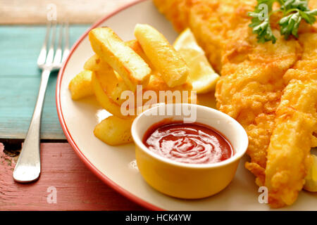 Nahaufnahme der angeschlagenen frittiertem Fisch auf einem Teller mit Pommes frites Stockfoto