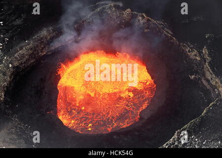 Sprudelnde verbrennen Lavasee im Mount Marum aktiven Krater in der 8x12km.wide Ambrym island.s vulkanischen Caldera des neuen Hebriden vulkanischen Bogens. Stockfoto