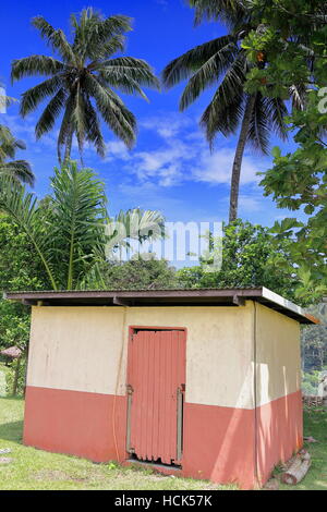 Separate Toilette mit Zinn Dach-Zinnoberrot und cremefarbenen Wand - padlockable hölzerne Tür-Ecke des Spielplatz um Topol-Mittelschule. Newa Weiler Stockfoto