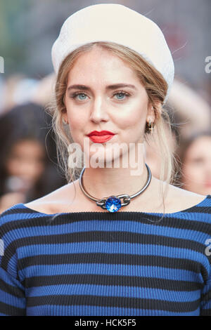 Chiara Ferragni vor Prada Modenschau, Milan Fashion Week Streetstyle am 22. September 2016 in Mailand. Stockfoto