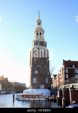 16. Jahrhundert Montelbaansturm (Montelbaan Turm, 48m hoch) am Oude Schans Kanal, Amsterdam, Niederlande im Winter 2016 Stockfoto