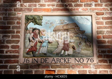 In de Arcke (In der Arche Noah, 1676) - alte Giebel-Steinen am Oudezijds Voorburgwal & Oudezijds Kolk, Amsterdam, Niederlande. Stockfoto