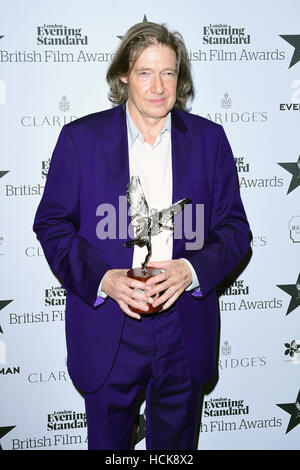 Guy Hibbert mit seinem Award für das beste Drehbuch für Auge im Himmel bei den Evening Standard Film Awards am Claridge, Brook Street, London. Stockfoto