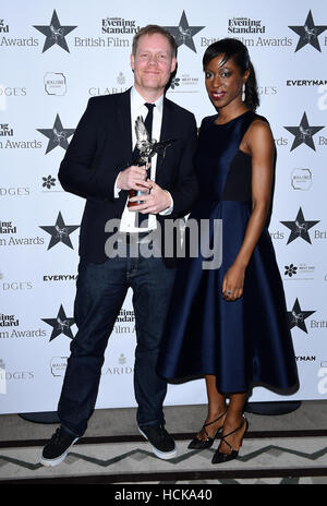 Max Richter mit dem Technical Achievement Award neben Nikki Amuka Bird in den Evening Standard Film Awards am Claridge, Brook Street, London. Stockfoto