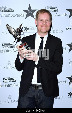 Max Richter mit dem Technical Achievement Award bei den Evening Standard Film Awards am Claridge, Brook Street, London. Stockfoto