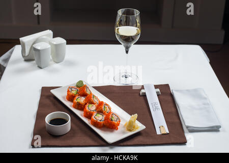 Sushi serviert auf den Tisch mit Stockfoto