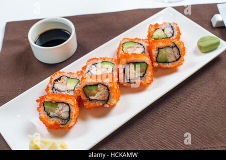 Sushi serviert auf den Tisch mit Stockfoto