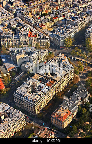 Blick auf typische Nachbarschaft auf dem rechten Ufer des Flusses Seine aus der Tope Eiffelturm, Paris, Frankreich. Stockfoto