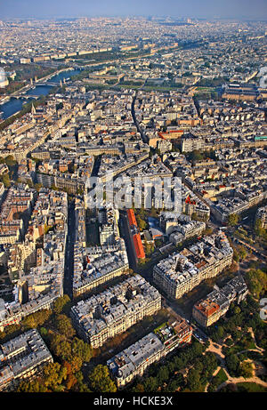 Blick auf typische Nachbarschaft auf dem rechten Ufer des Flusses Seine aus der Tope Eiffelturm, Paris, Frankreich. Stockfoto