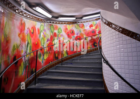 Die Treppe in der Äbtissinnen Metro station (Linie 12), 18. Arrondissement, Montmartre, Paris, Frankreich. Stockfoto