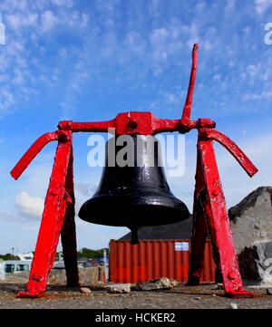 Big Black Bell auf The Harbor in Westport, Irland an einem sonnigen Sommertag mit schönen blauen Himmel im Hintergrund Stockfoto