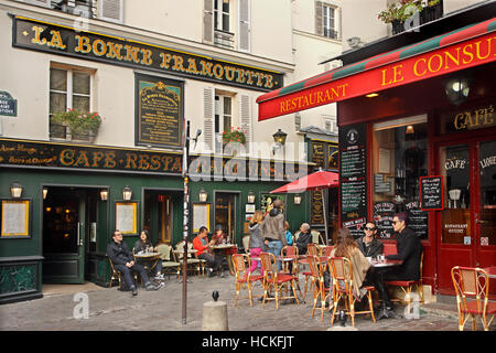 Wandern in den malerischen Gassen das Künstlerviertel Montmartre, Paris, Frankreich Stockfoto