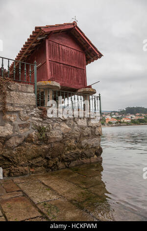 Combarro ist eine galizische Stadt von touristischen und kulturellen Interestts.  berühmte alte Dorf Fischerdorf gemacht aus Naturstein Stockfoto